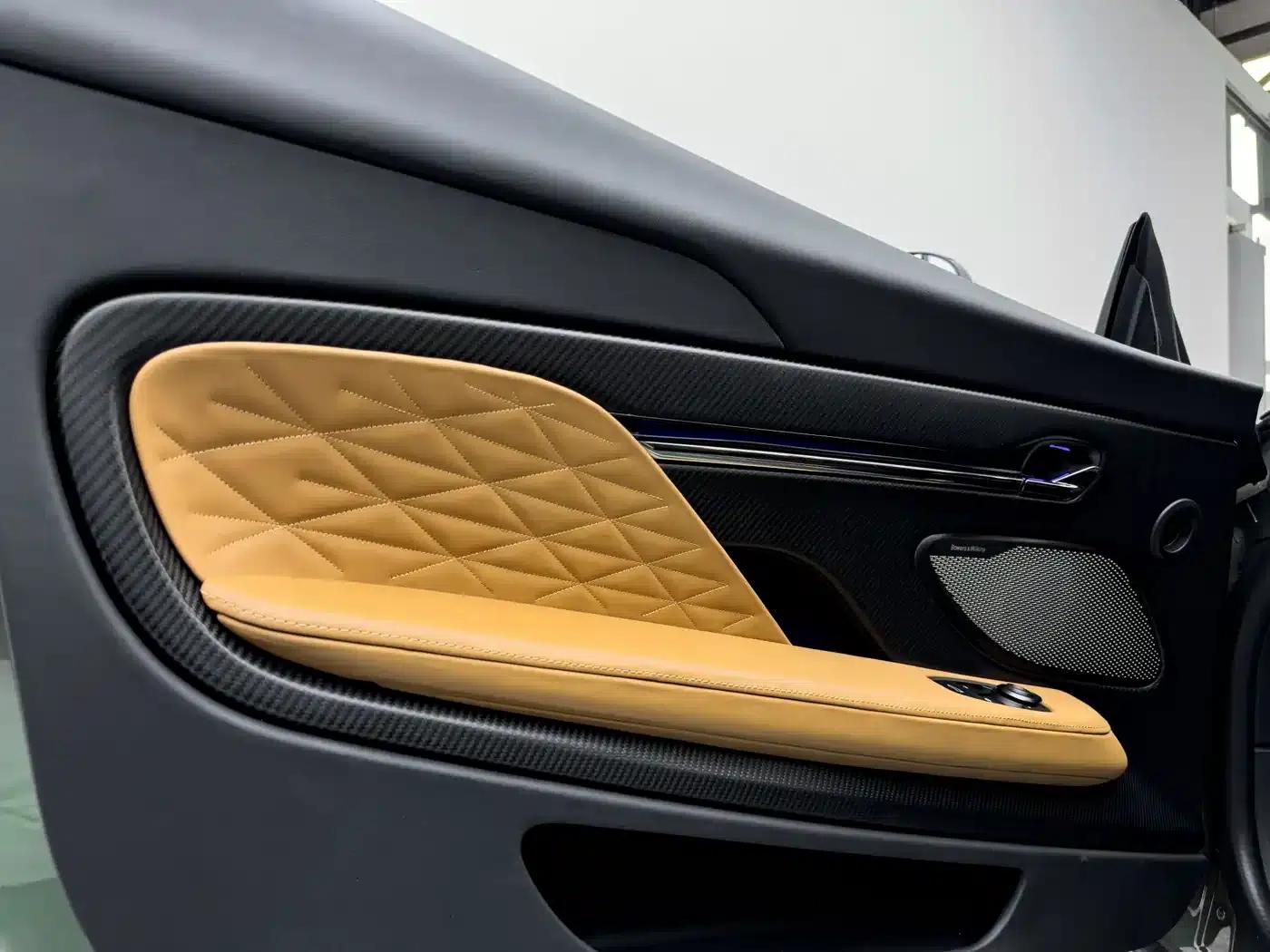 Aston Martin DB12 2025 4.0T V8 Coupe — миниатюра 10