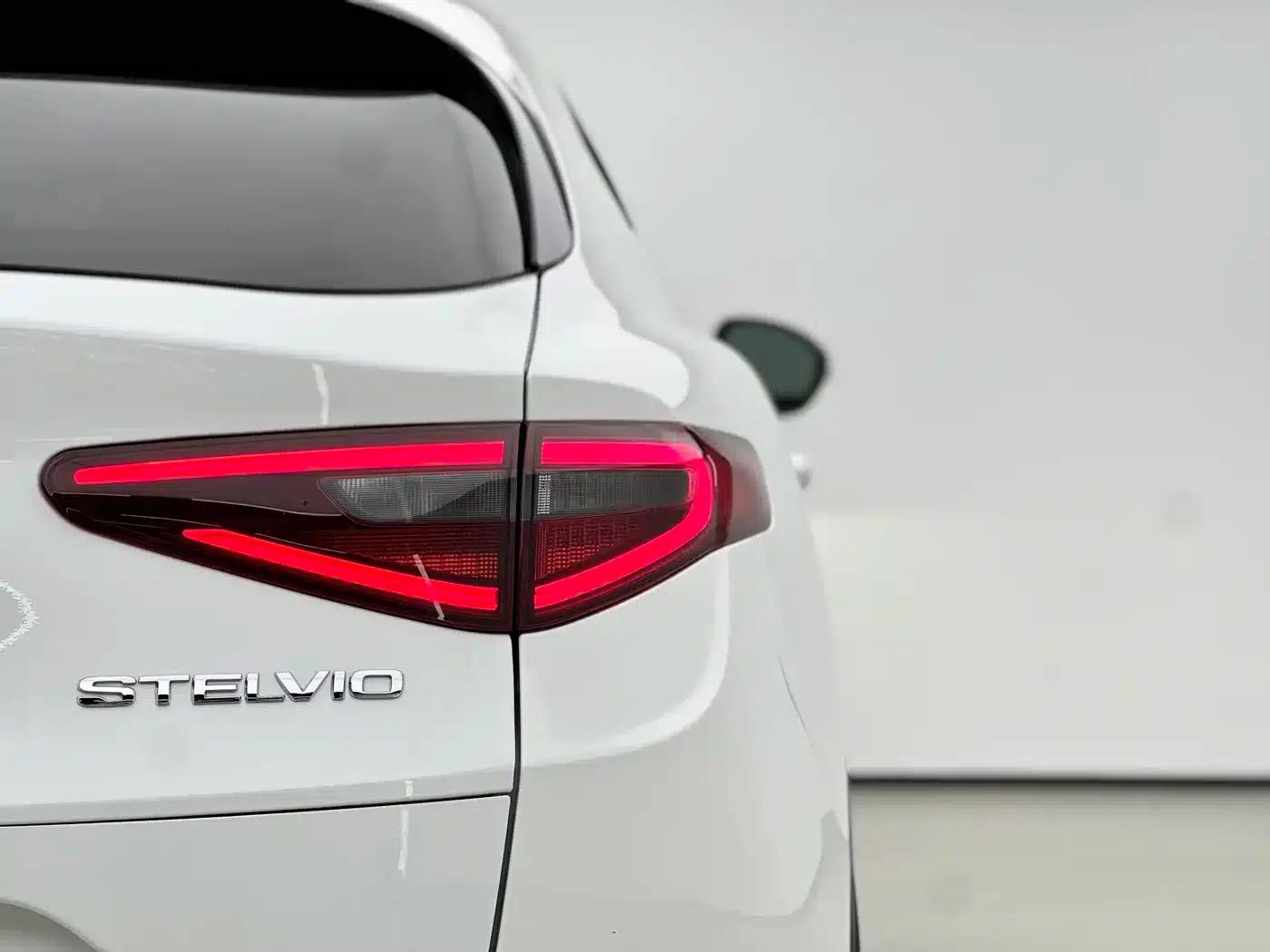 2017 Stelvio 2.0T 200HP Elite Edition — миниатюра 15