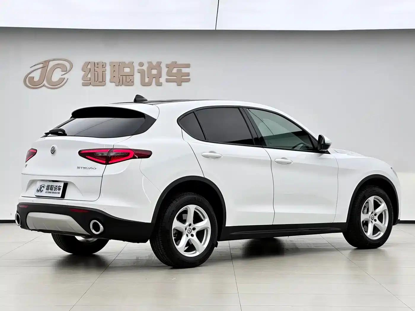 2017 Stelvio 2.0T 200HP Elite Edition — миниатюра 4