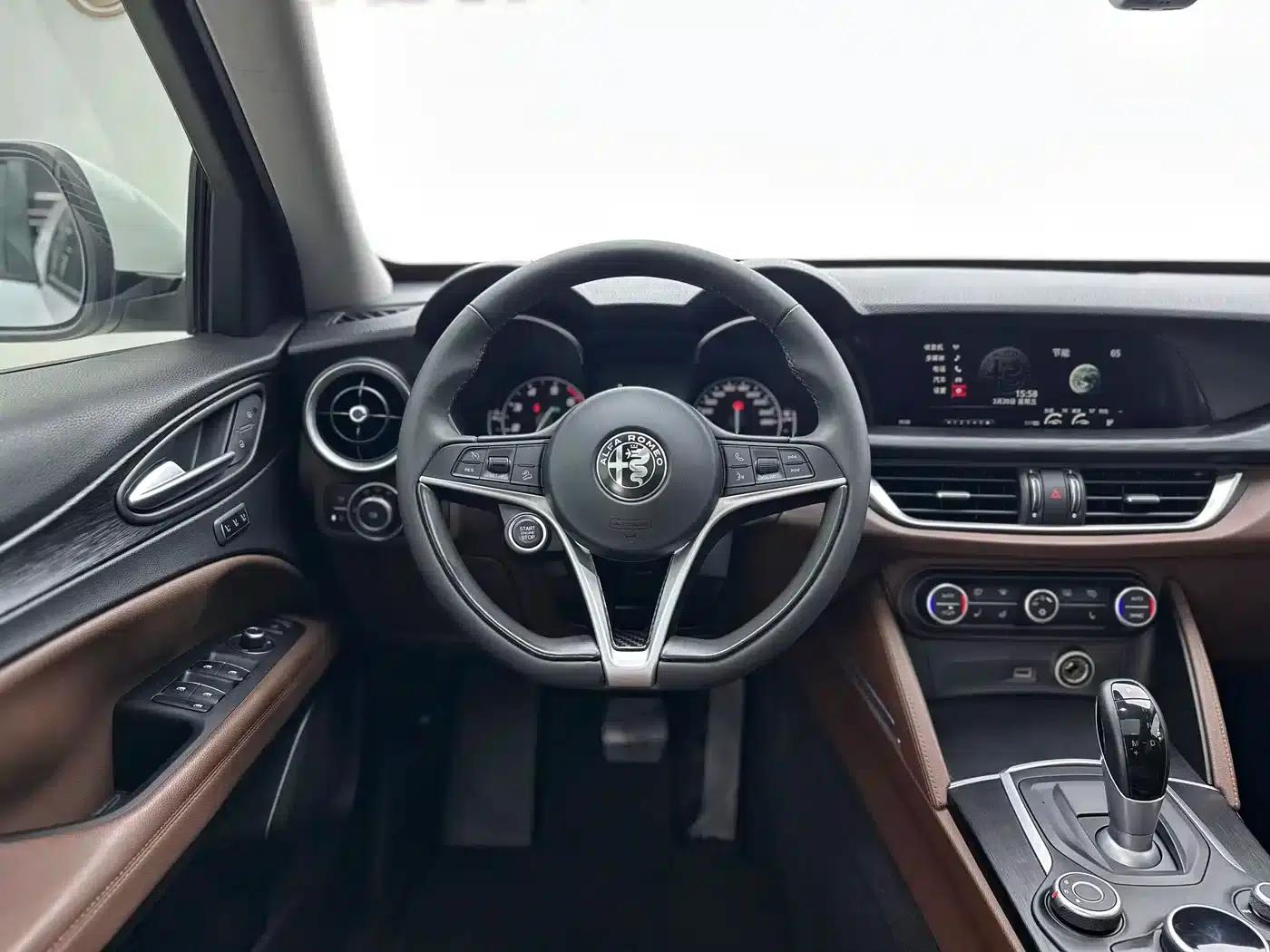 2017 Stelvio 2.0T 200HP Elite Edition — миниатюра 7