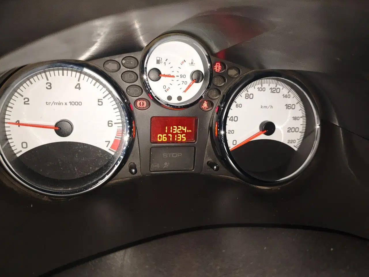 Peugeot 207 2011 Hatchback 1.4L Manual Yule Edition — миниатюра 12