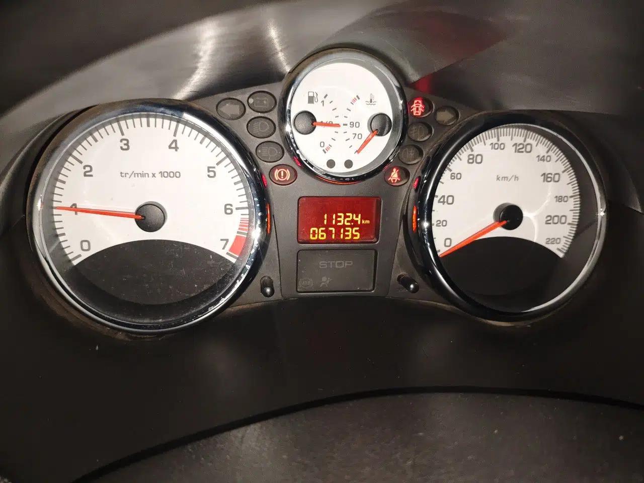 Peugeot 207 2011 Hatchback 1.4L Manual Yule Edition — миниатюра 13