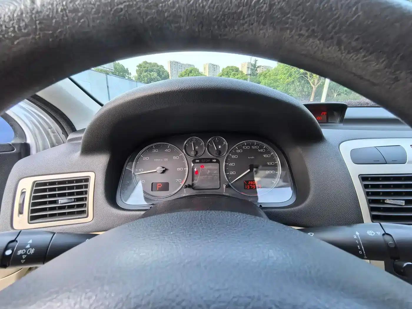 Peugeot 307 2010 Sedan 1.6L Automatic Luxury Edition — миниатюра 13