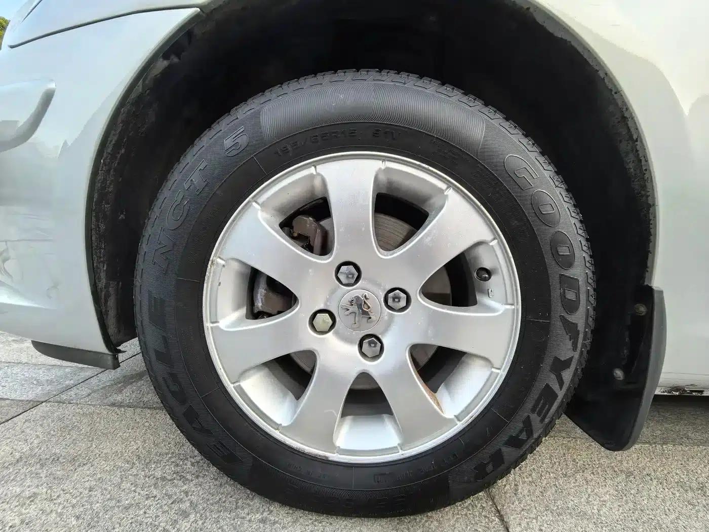 Peugeot 307 2010 Sedan 1.6L Automatic Luxury Edition — миниатюра 15
