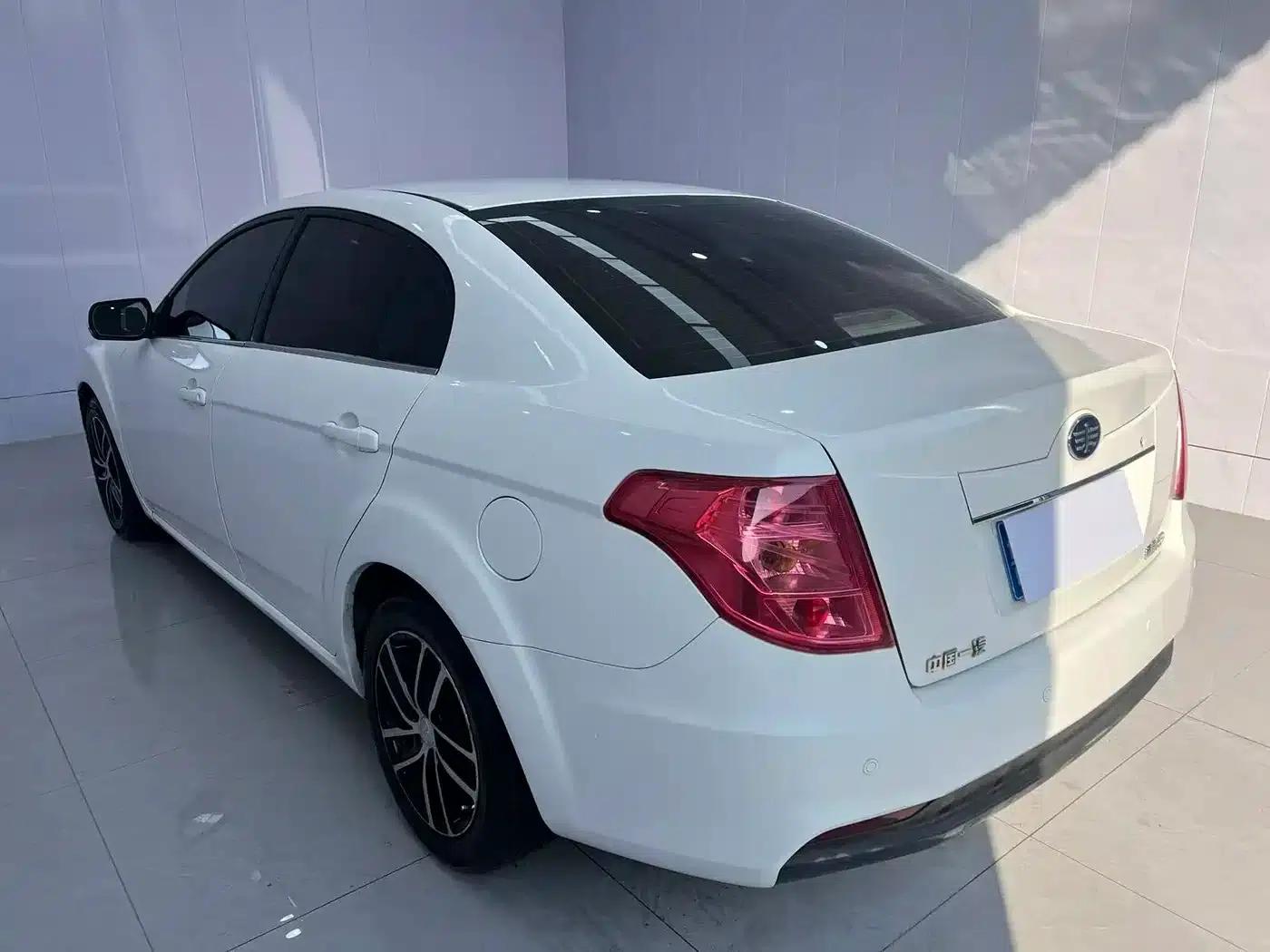 Besturn B50 2013 1.6L Manual Premium Edition — миниатюра 3
