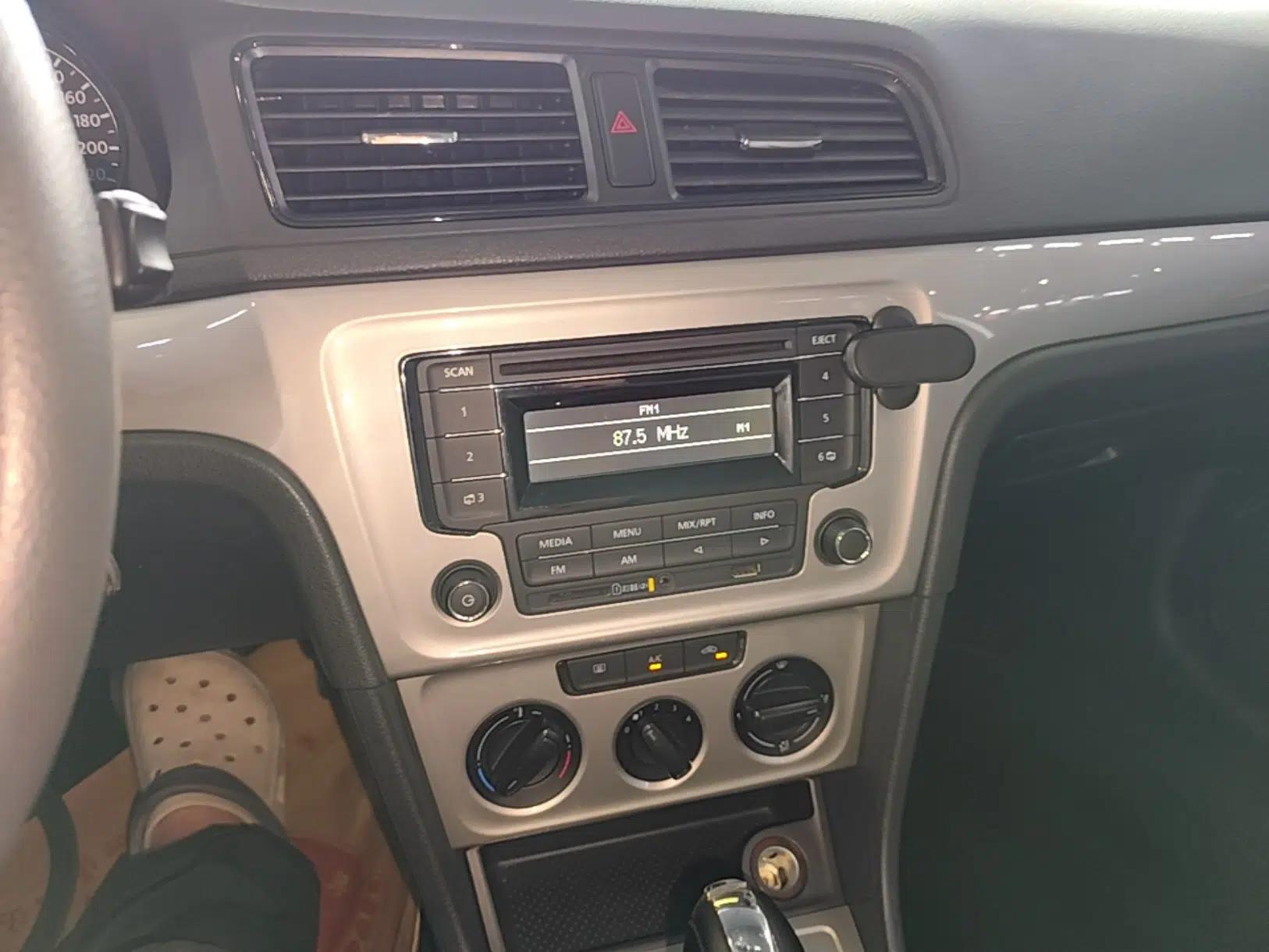 Volkswagen Gran Lavida 2013 1.6L Automatic Fashion Model — миниатюра 13