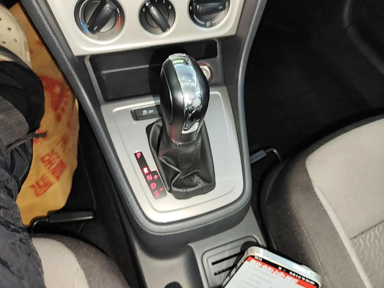 Volkswagen Gran Lavida 2013 1.6L Automatic Fashion Model — миниатюра 14