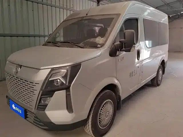 Yufeng 2023 V9+ 2.0T Manual Front-Wheel Drive Multi-Functional Short Wheelbase Low Roof 5/6 Seat