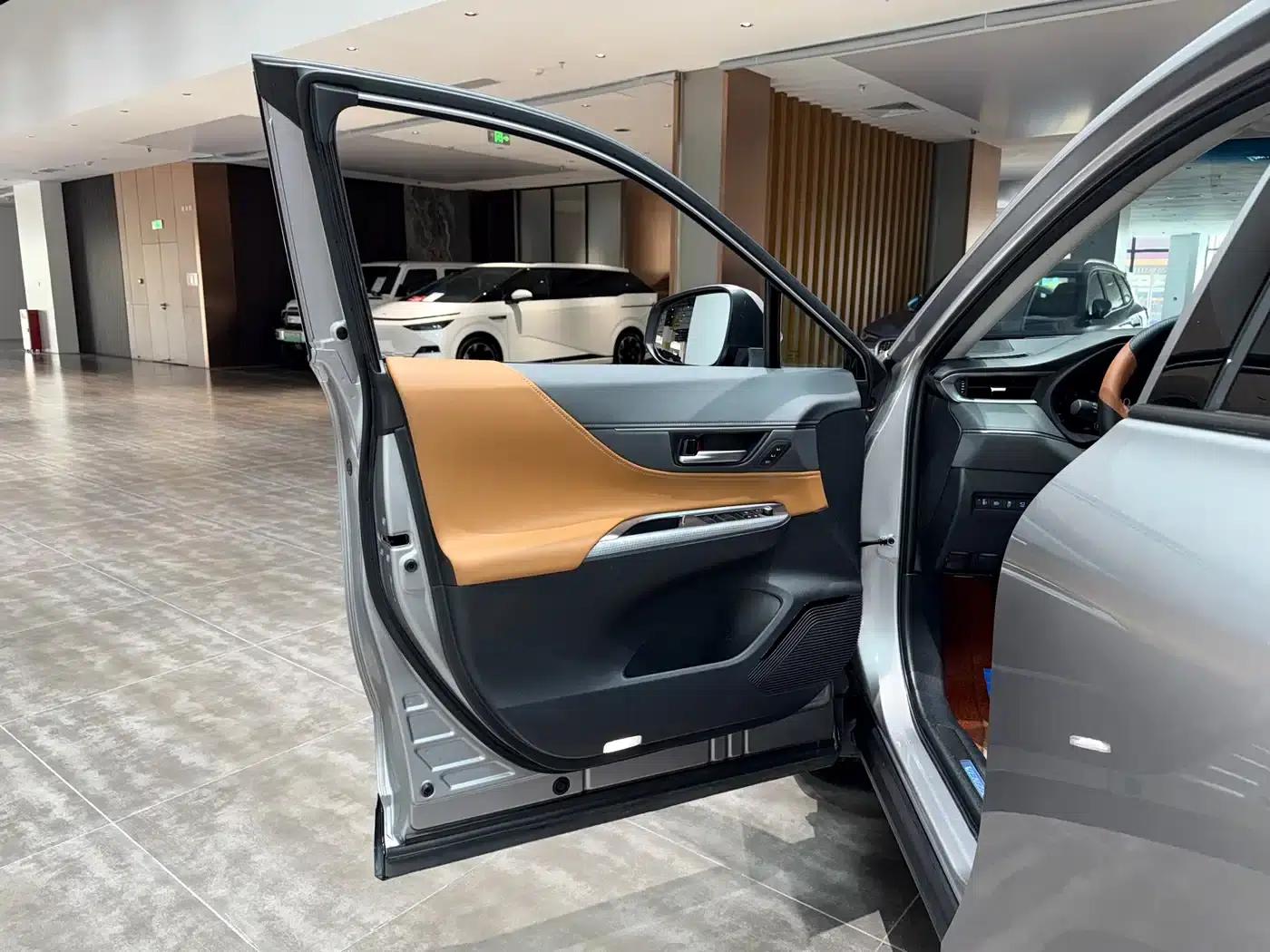 Venza 2022 2.0L CVT 4WD Supreme Edition — миниатюра 15