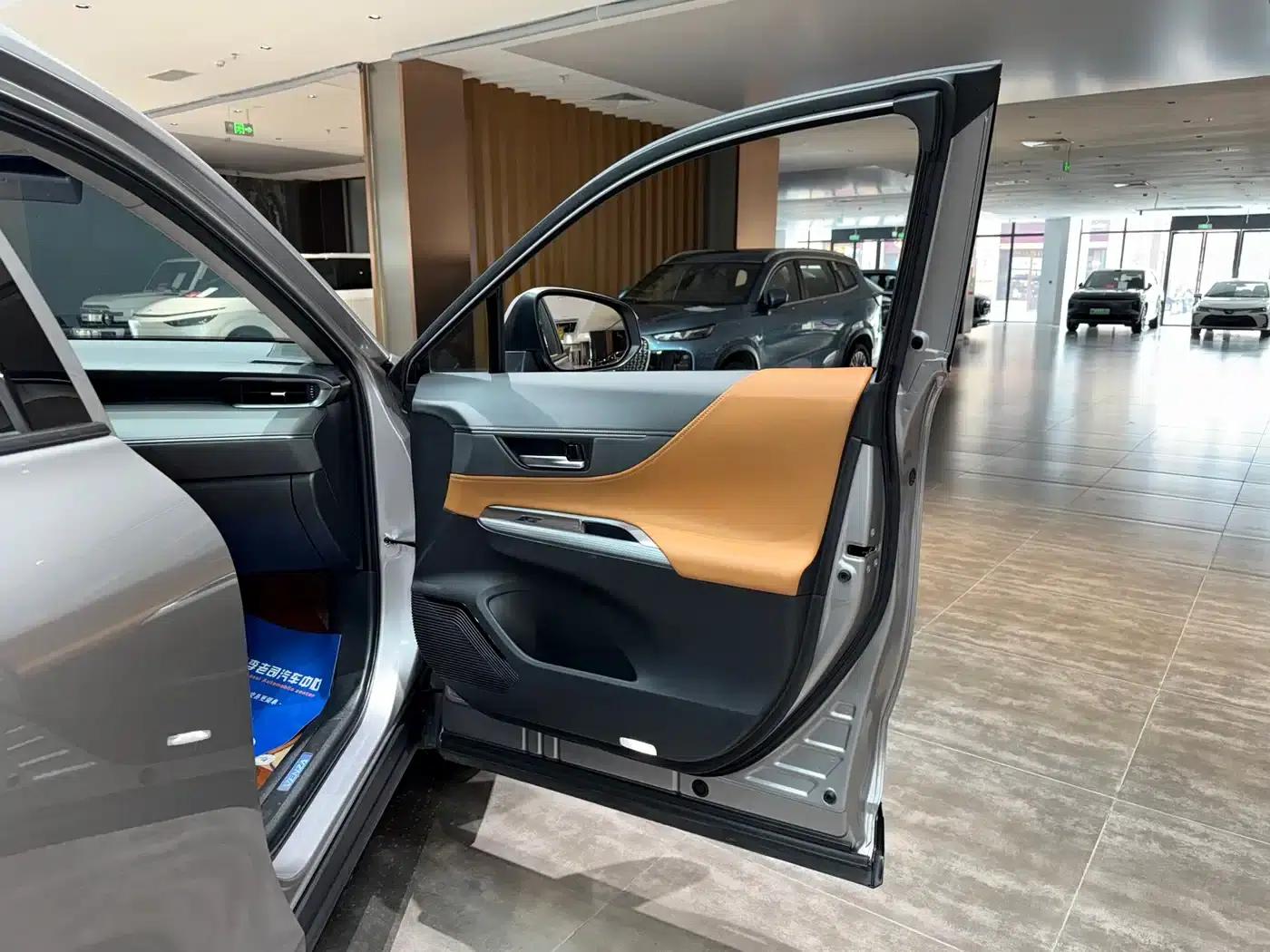 Venza 2022 2.0L CVT 4WD Supreme Edition — миниатюра 21