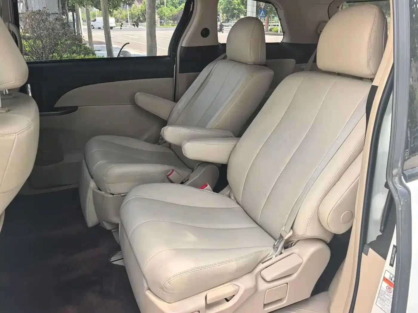 2020 Toyota Previa 2.4L Automatic — миниатюра 8