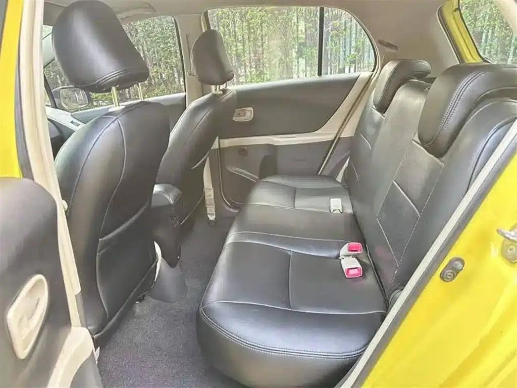 2011 Toyota Yaris 1.6E Automatic Dynamic Edition — миниатюра 8