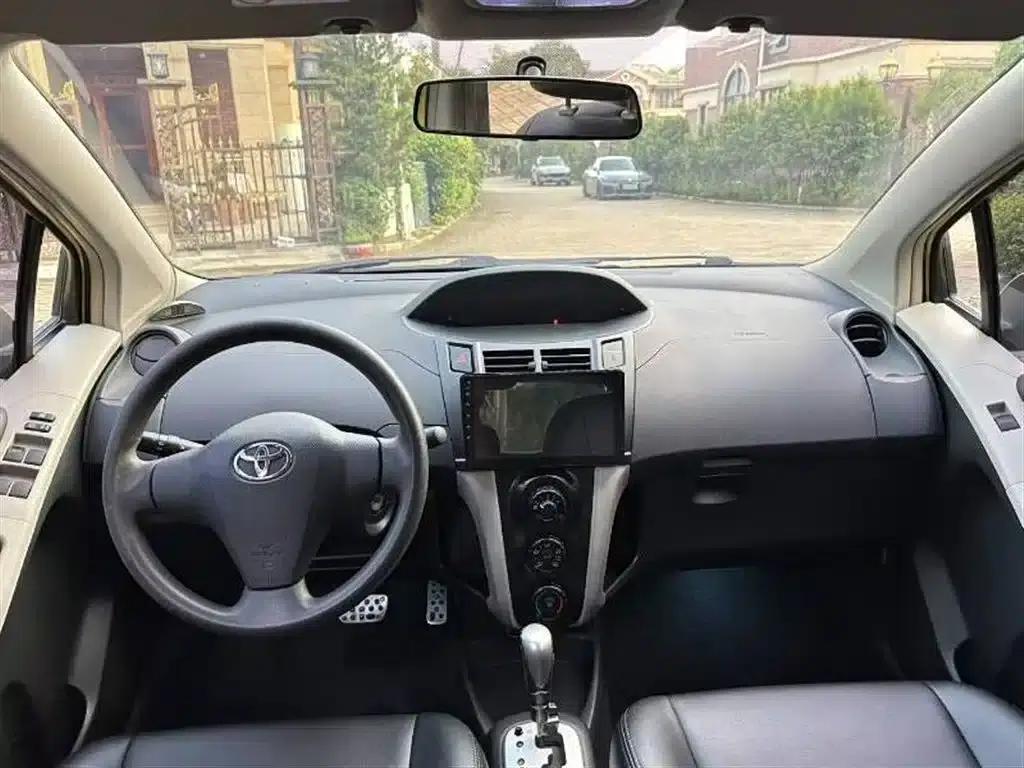 2011 Toyota Yaris 1.6E Automatic Dynamic Edition — миниатюра 9