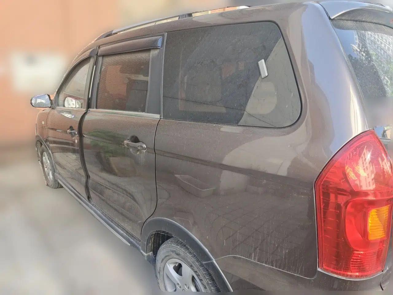 Dongfeng Fengon 350 2014 1.5L Manual Base Version — миниатюра 4