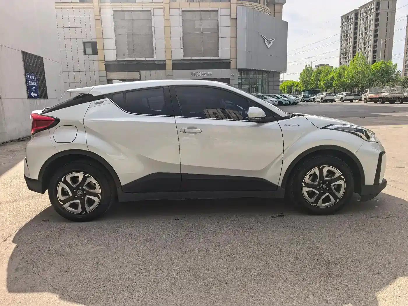 Toyota C-HR EV 2020 Luxury Sunroof Edition — миниатюра 12