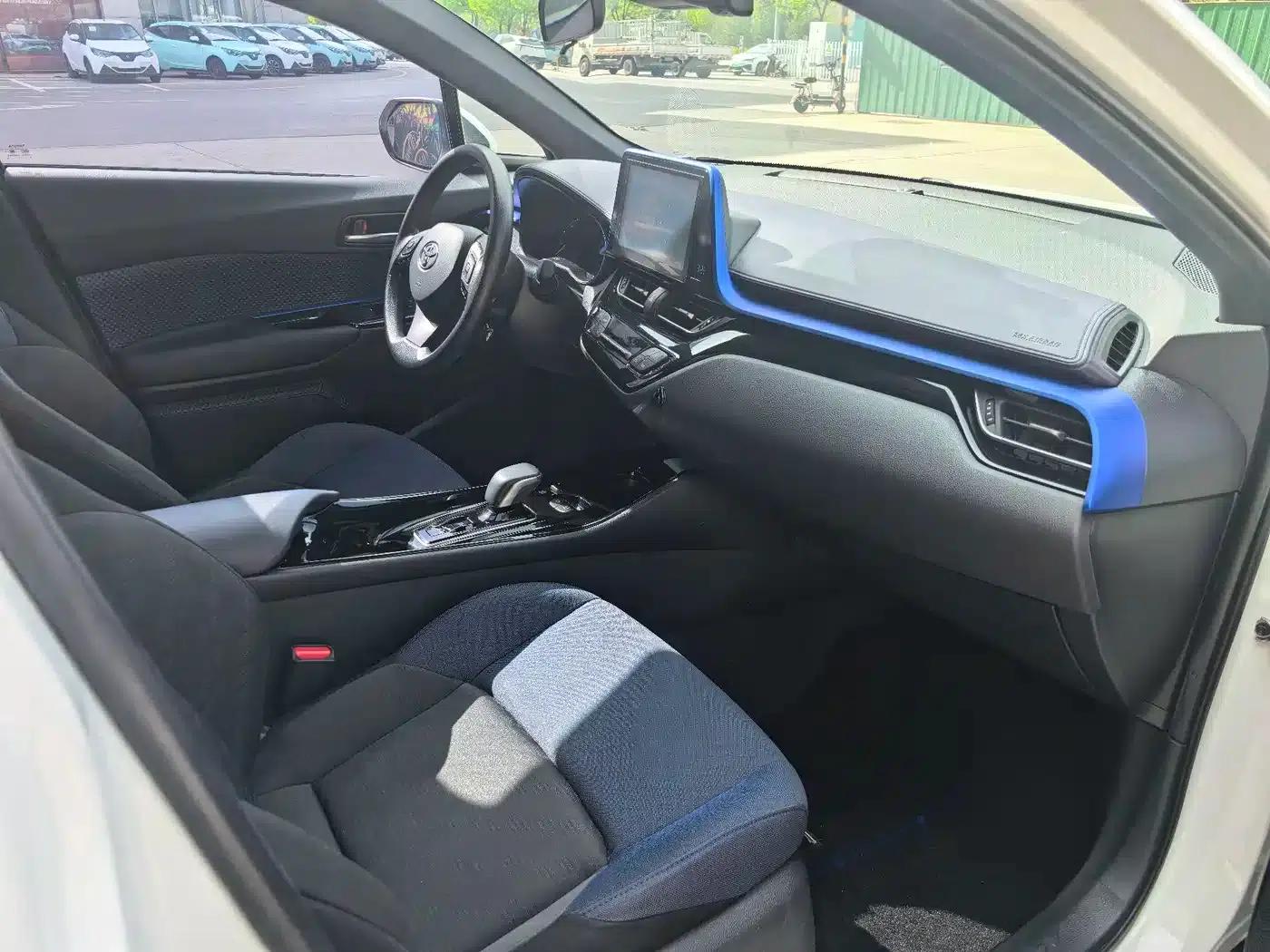 Toyota C-HR EV 2020 Luxury Sunroof Edition — миниатюра 7