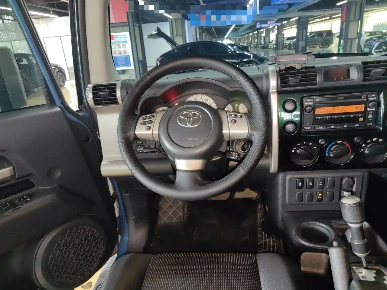 Toyota FJ Cruiser 2011 4.0L — миниатюра 11