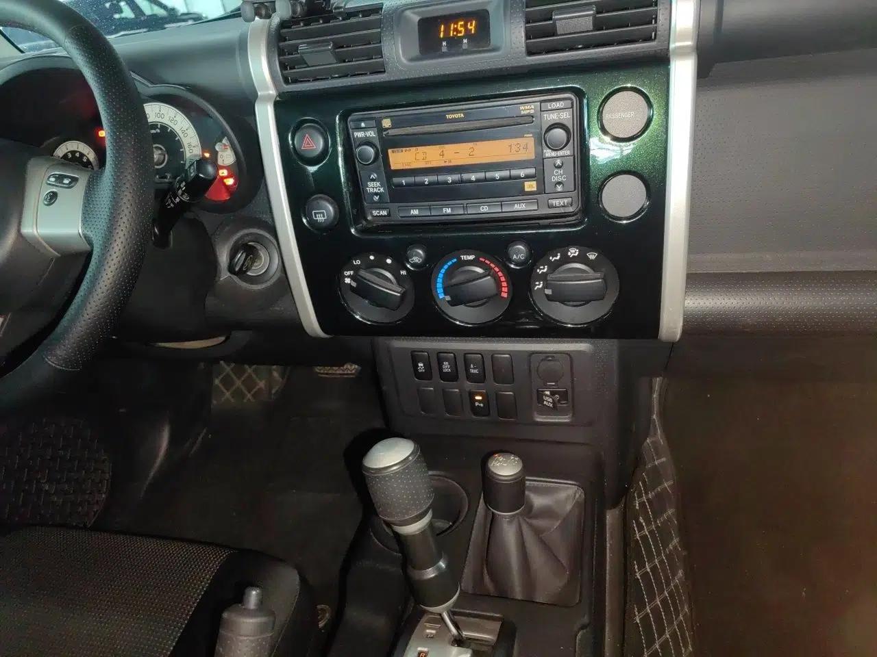 Toyota FJ Cruiser 2011 4.0L — миниатюра 14