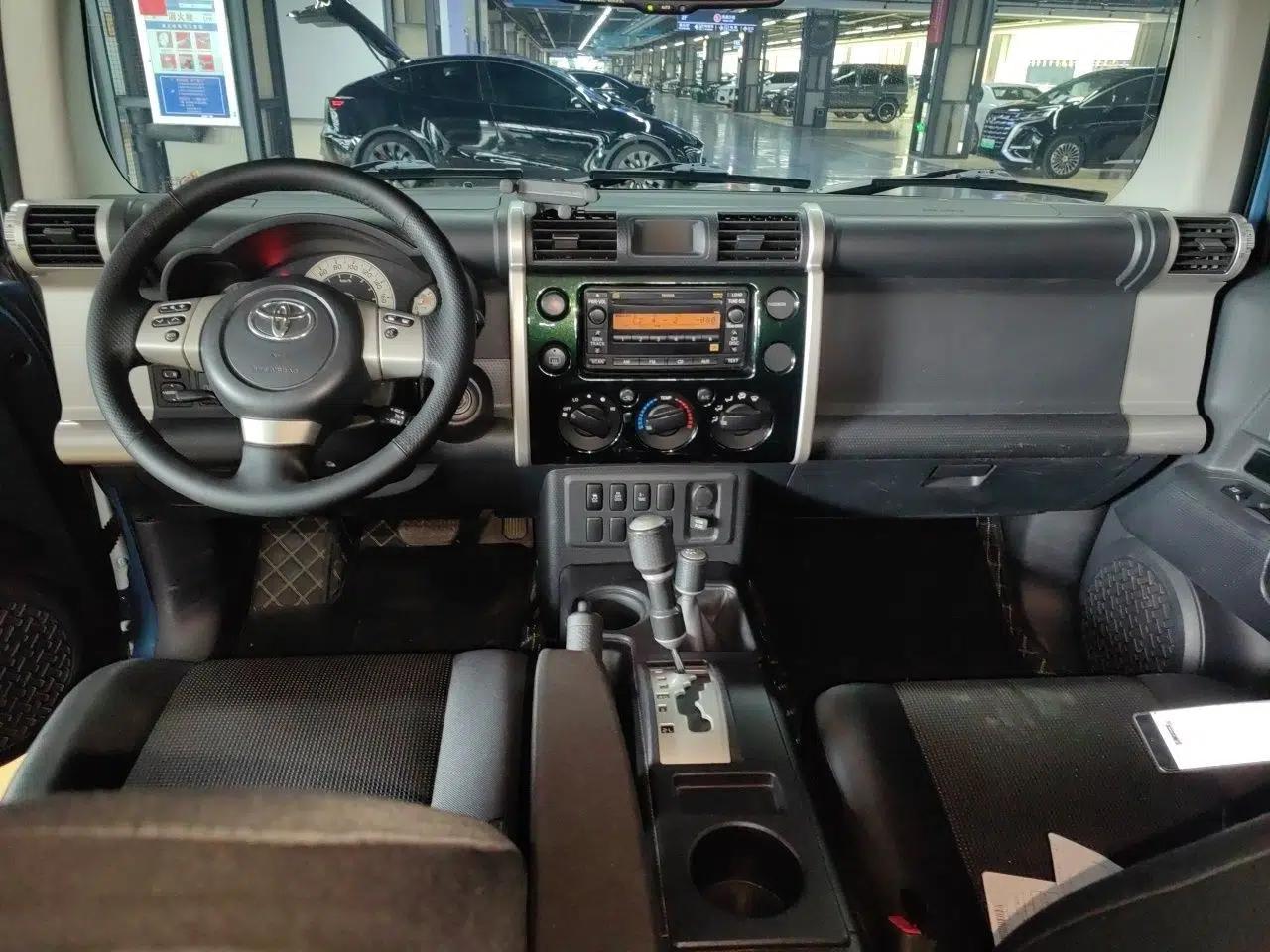 Toyota FJ Cruiser 2011 4.0L — миниатюра 10
