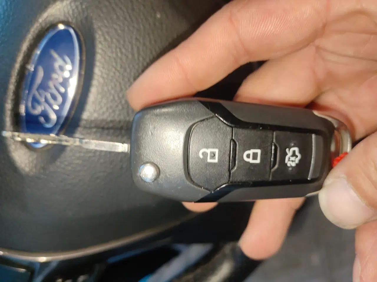 Ford Everest 2016 2.0T Gasoline Automatic 4x4 Flagship Edition — миниатюра 9