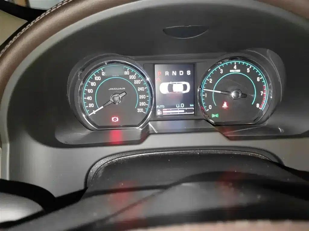 2014 Jaguar XF 2.0T Luxury Edition — миниатюра 4