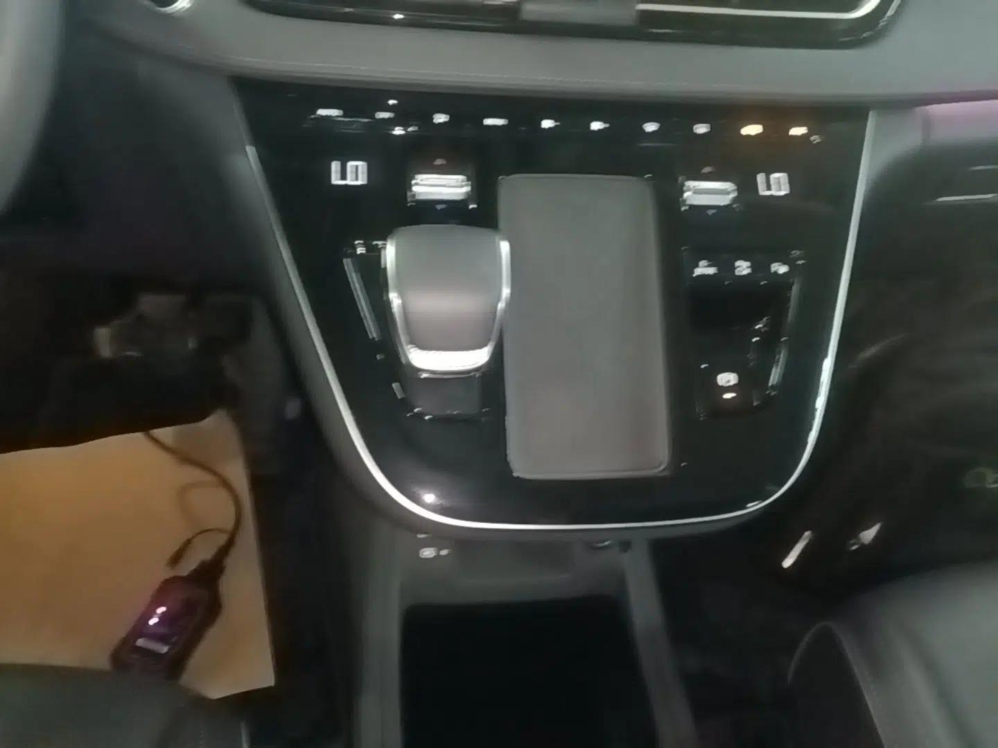 Hongqi HQ9 PHEV 2024 2.0T Four-Wheel Drive Luxury Edition — миниатюра 20