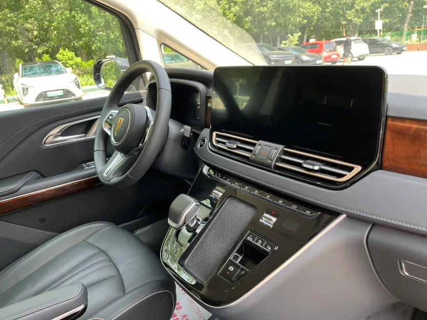 Hongqi HQ9 PHEV 2024 2.0T Four-Wheel Drive Luxury Edition — миниатюра 31