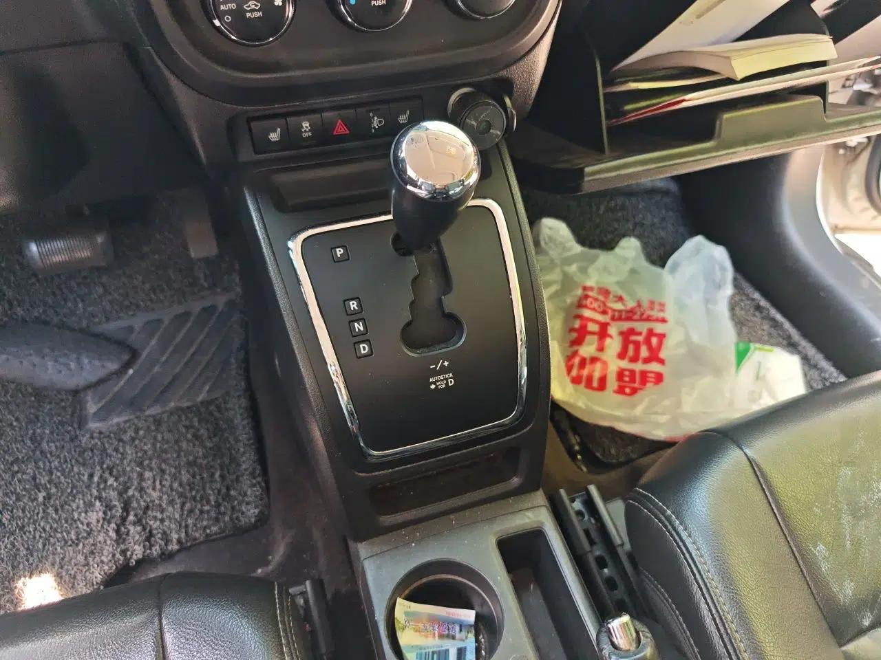 Jeep Patriot 2014 2.4L Luxury Navigation Edition — миниатюра 15