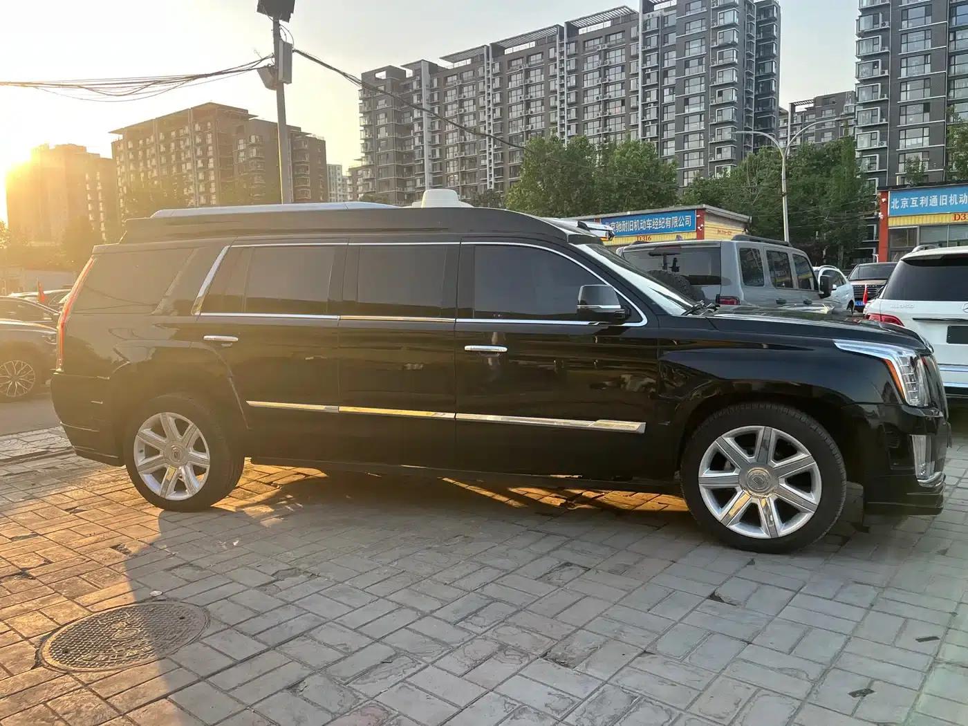 2017 Cadillac Escalade 6.2L ESV Platinum Edition Extended Wheelbase — миниатюра 2
