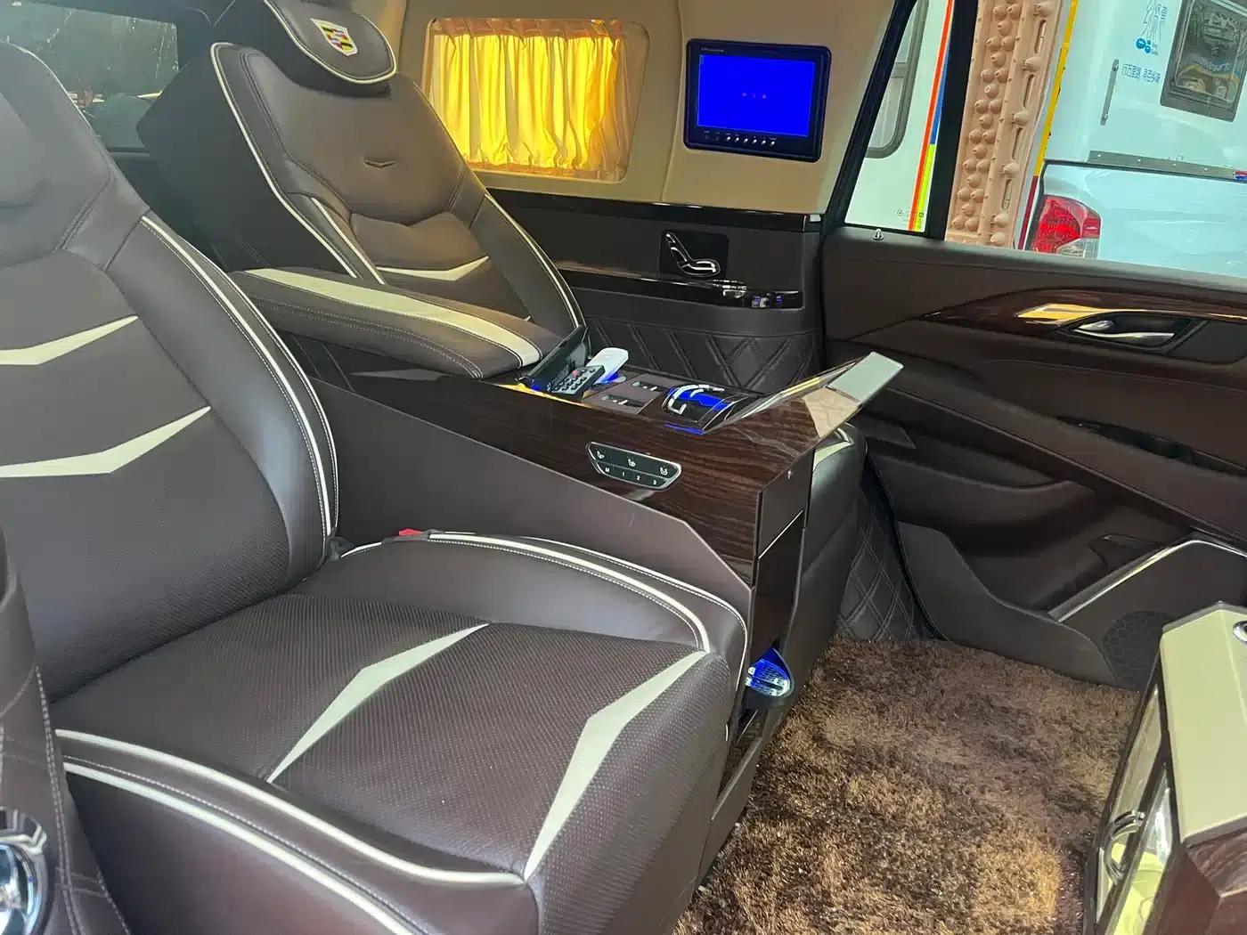 2017 Cadillac Escalade 6.2L ESV Platinum Edition Extended Wheelbase — миниатюра 4