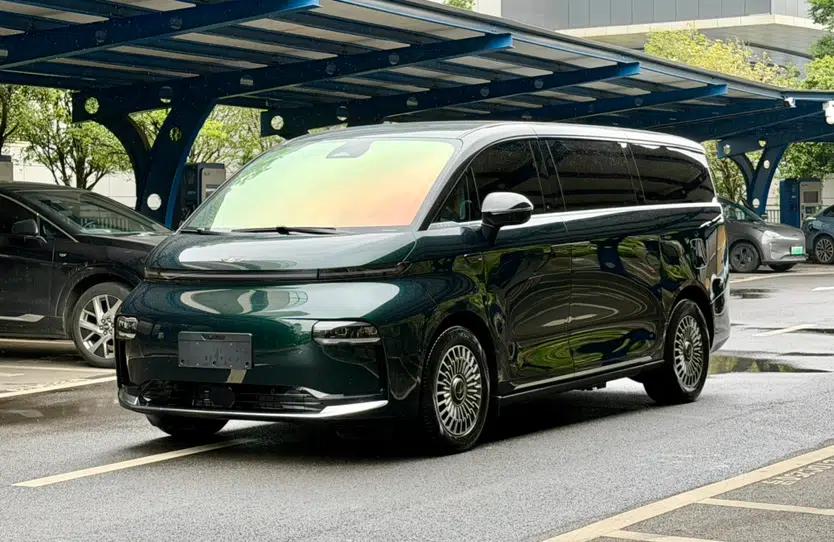 Geely Galaxy LEVC L380 2025 805 km Collection Edition All-Wheel Drive — миниатюра 1