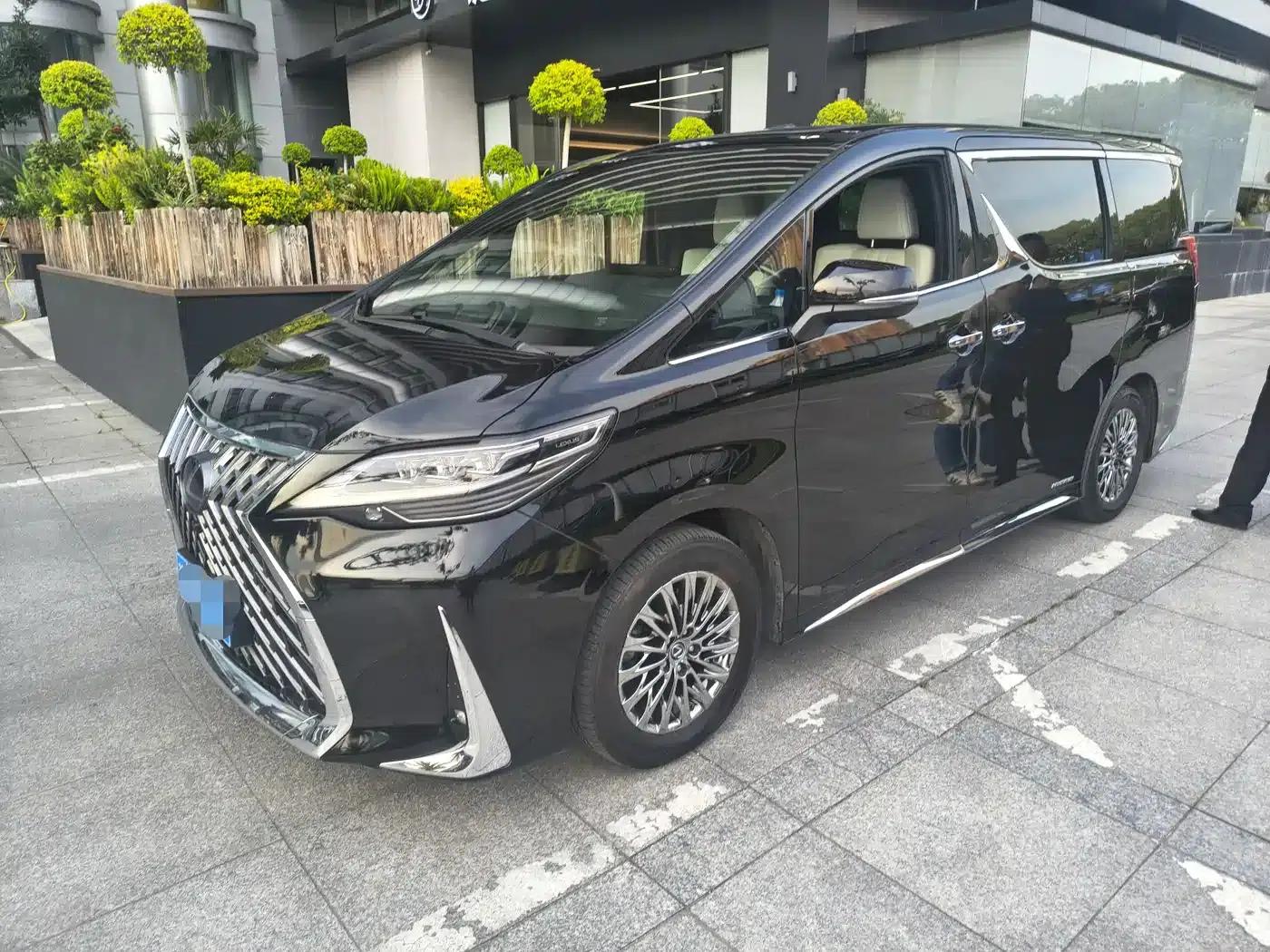 Lexus LM 2020 300h Four-Seat Executive Edition — миниатюра 1