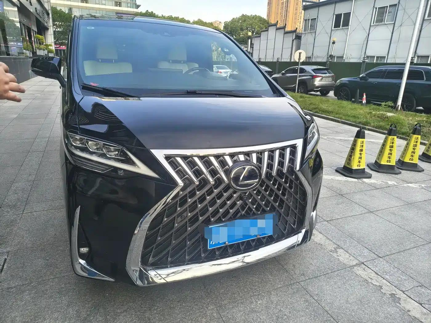Lexus LM 2020 300h Four-Seat Executive Edition — миниатюра 2