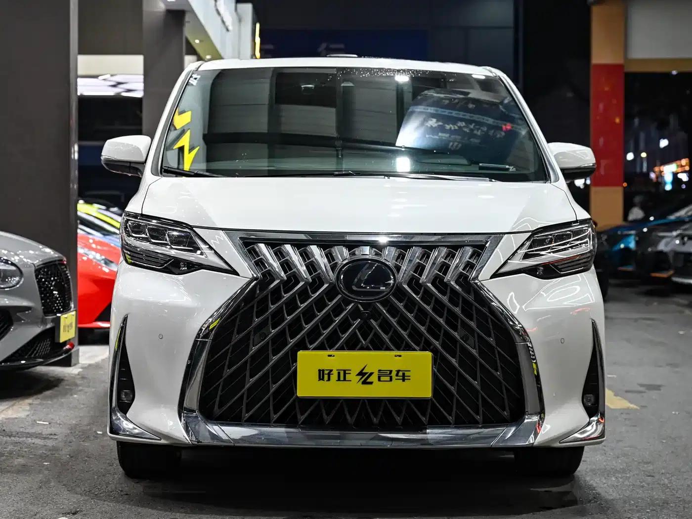 Lexus LM 2020 300h Four-Seat Executive Edition — миниатюра 2