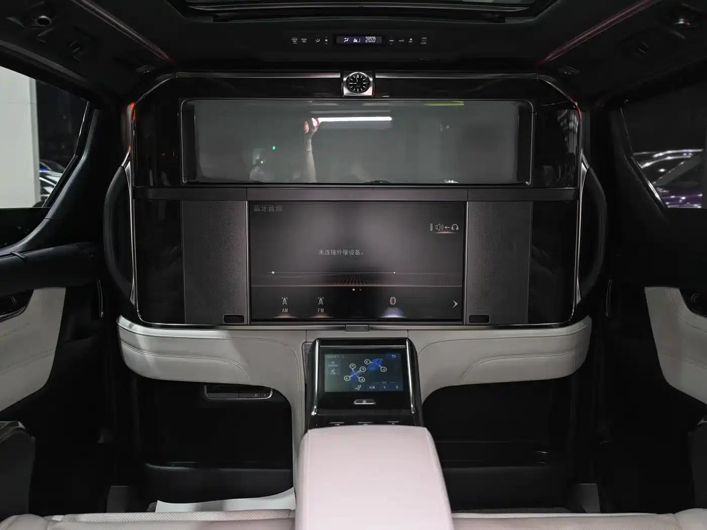 Lexus LM 2020 300h Four-Seat Executive Edition — миниатюра 18