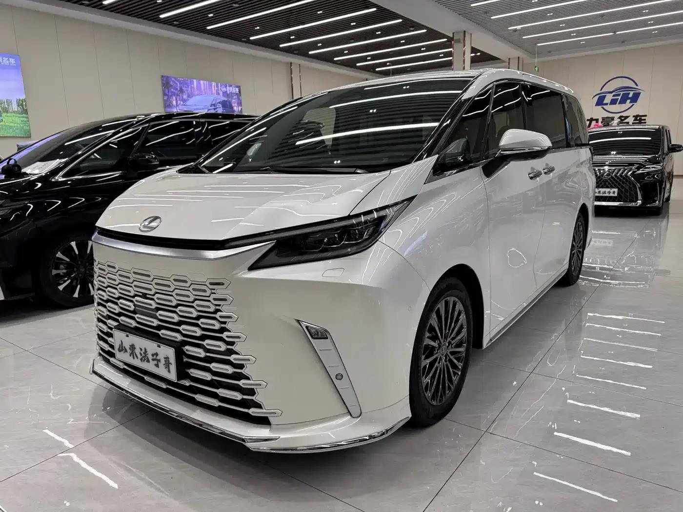 Lexus LM 2023 500h Six-Seat Premium Edition — миниатюра 1