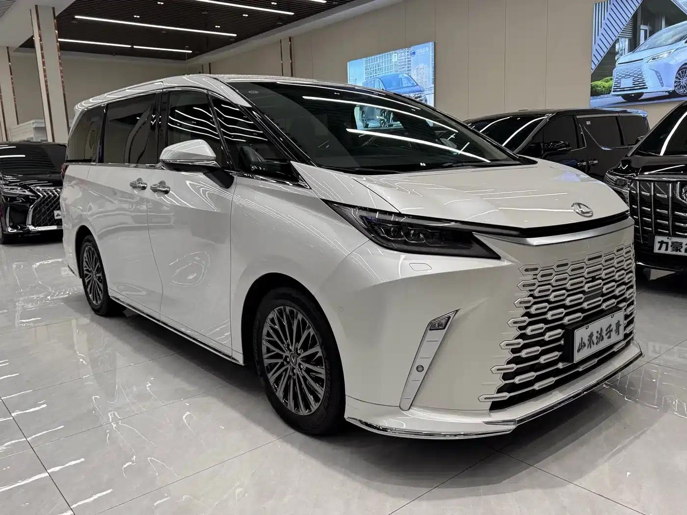 Lexus LM 2023 500h Six-Seat Premium Edition — миниатюра 3