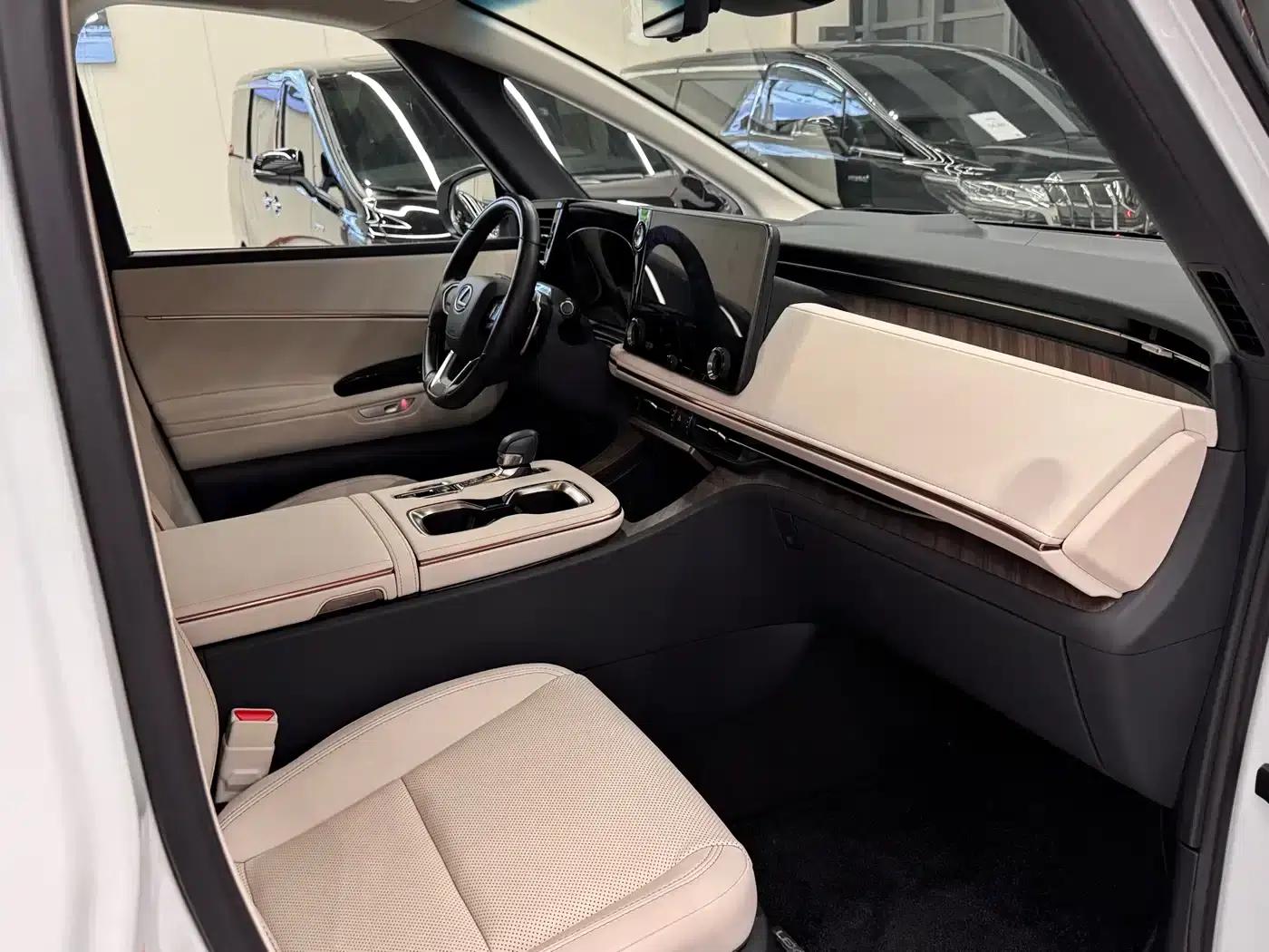 Lexus LM 2023 500h Six-Seat Premium Edition — миниатюра 4
