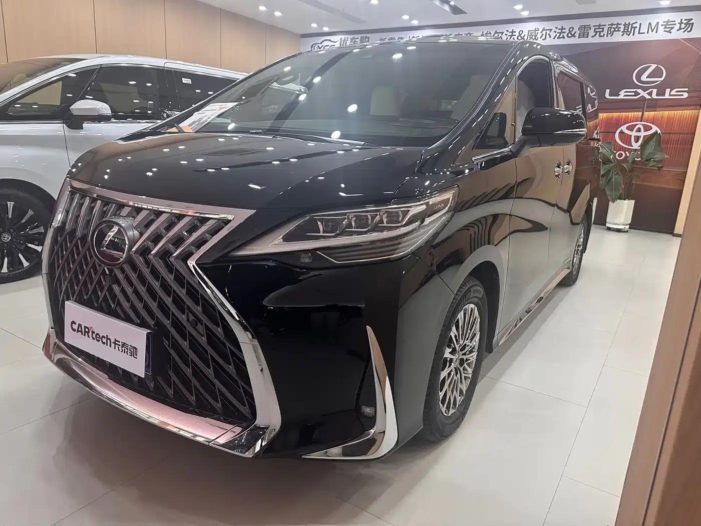 Lexus LM 2020 300h Four-Seat Executive Edition — миниатюра 1