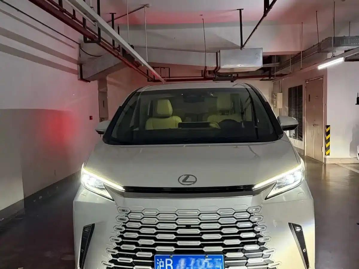 Lexus LM 2023 500h Six-Seat Premium Edition — миниатюра 2