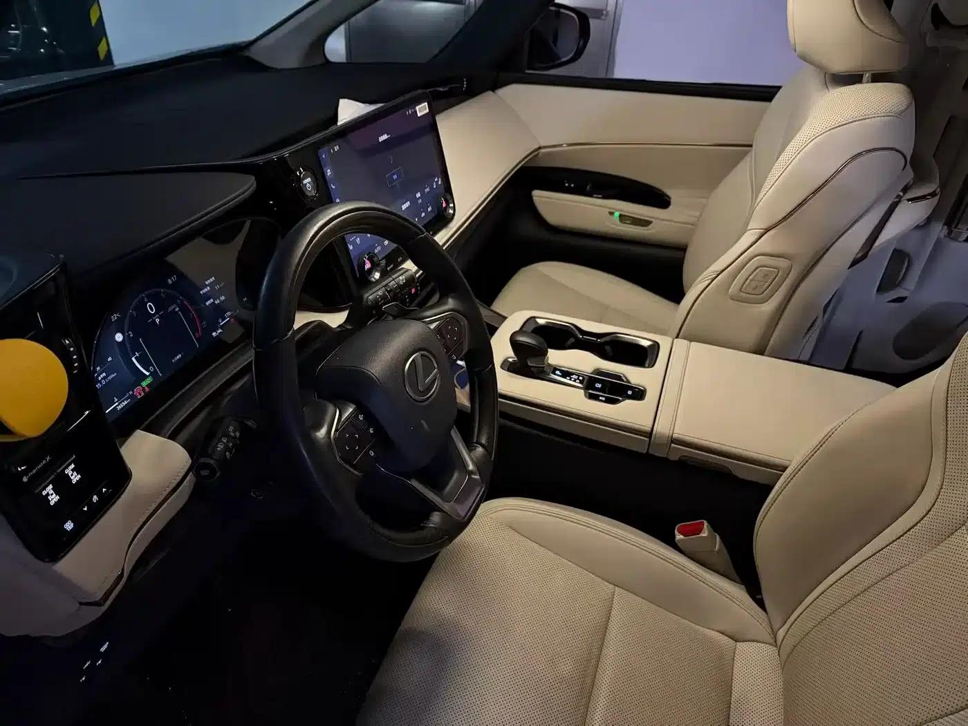 Lexus LM 2023 500h Six-Seat Premium Edition — миниатюра 7
