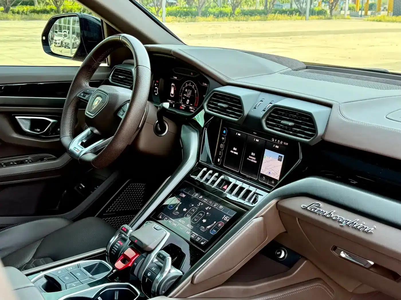 2023 Urus 4.0T V8 S — миниатюра 18