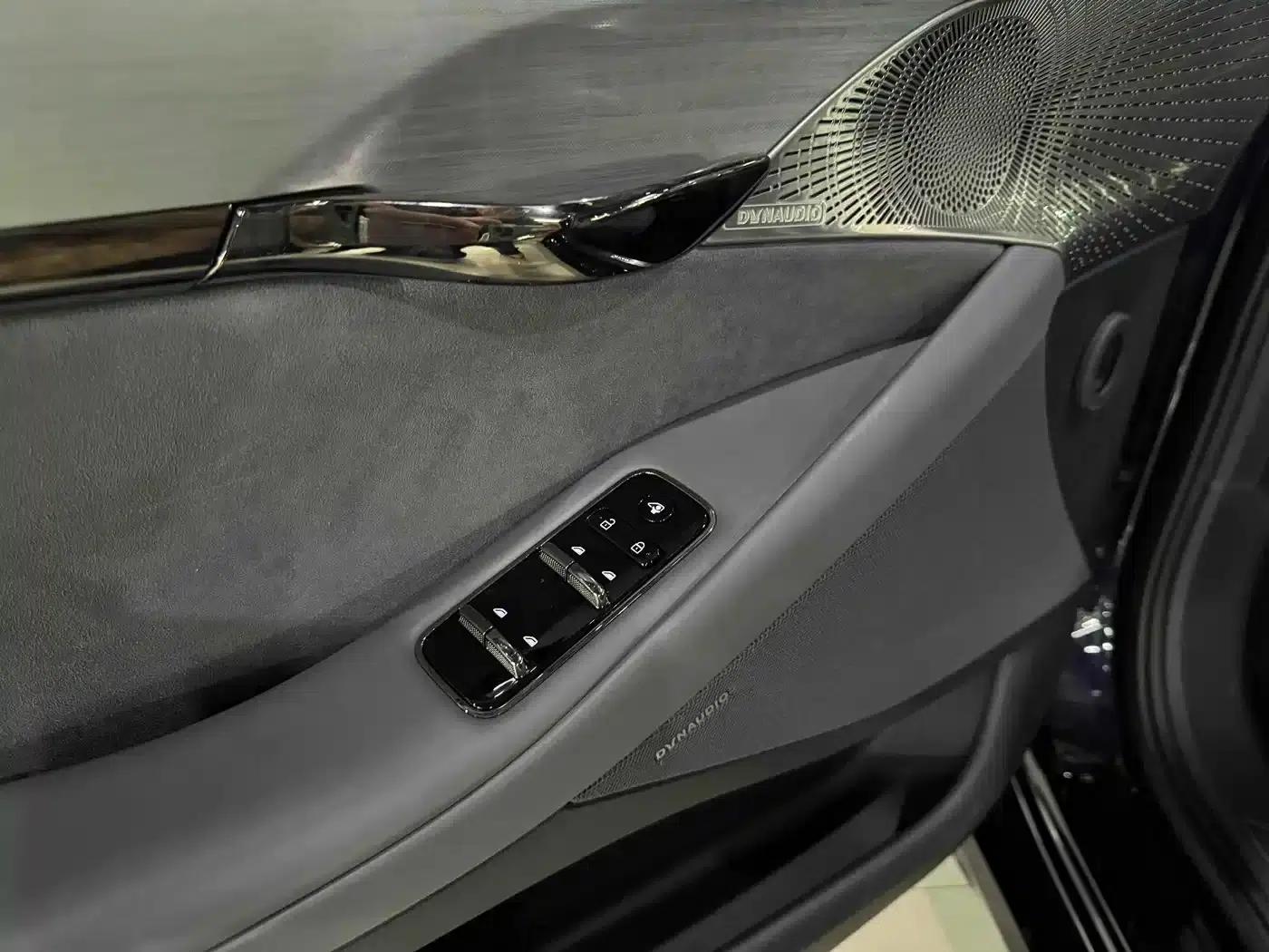 Voyah Chasing the Light 2024 PHEV AWD Long Range Flagship Edition — миниатюра 8
