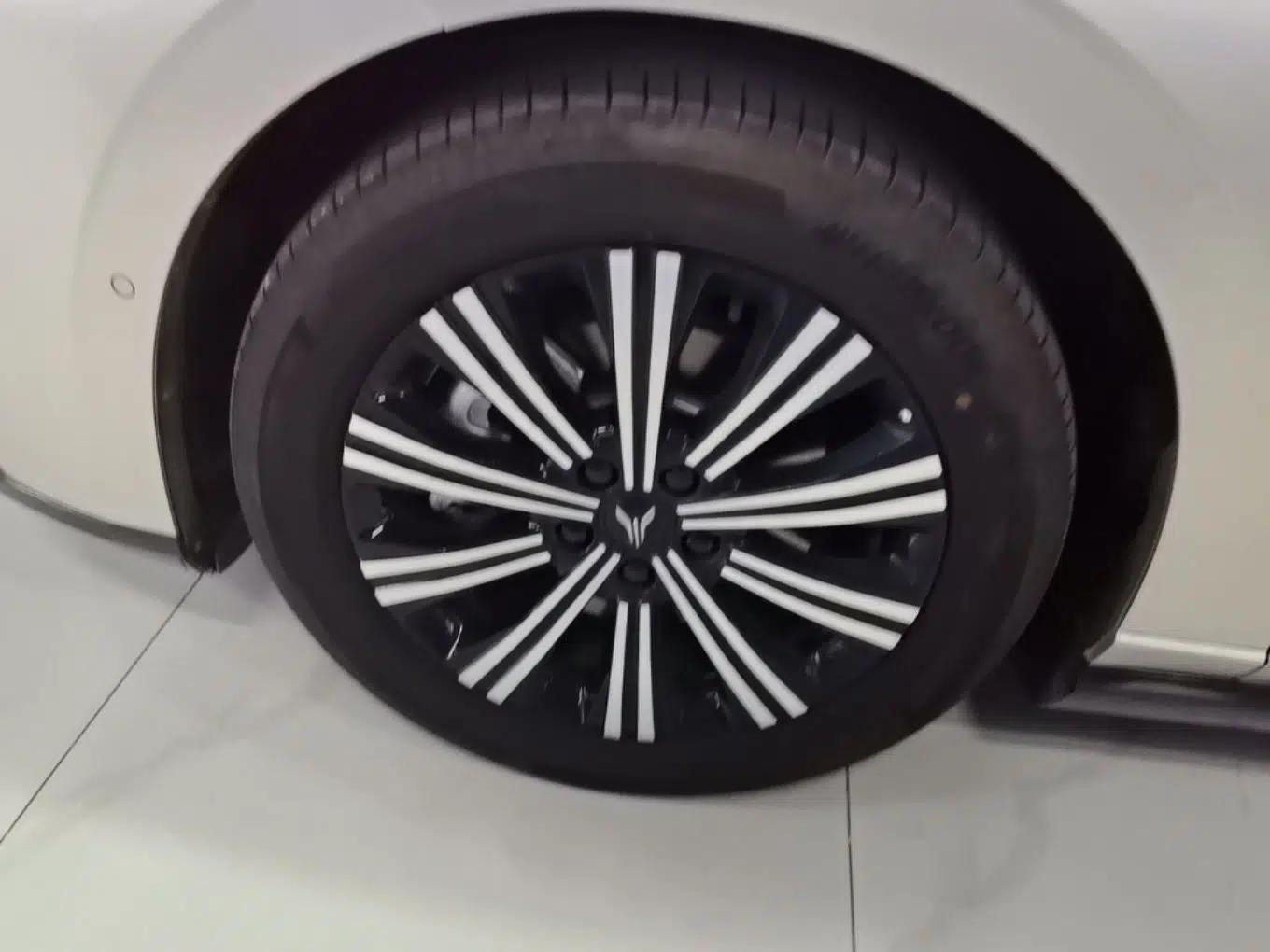 VOYAH Lantu Chiguang L 2026 Four-Wheel-Drive Max — миниатюра 9