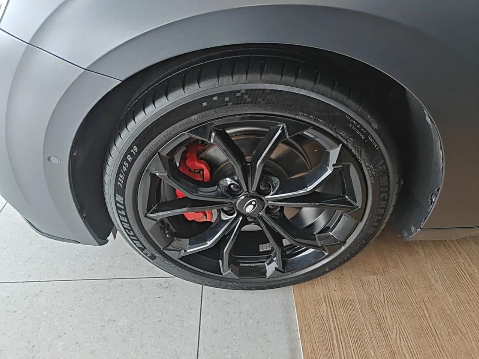ORA Lightning Cat 2024 Dark Night Edition 555km Prestige Version — миниатюра 8