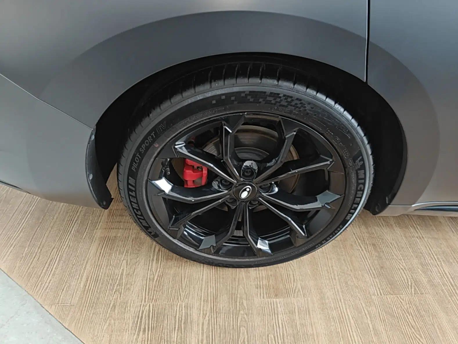 ORA Lightning Cat 2024 Dark Night Edition 555km Prestige Version — миниатюра 10