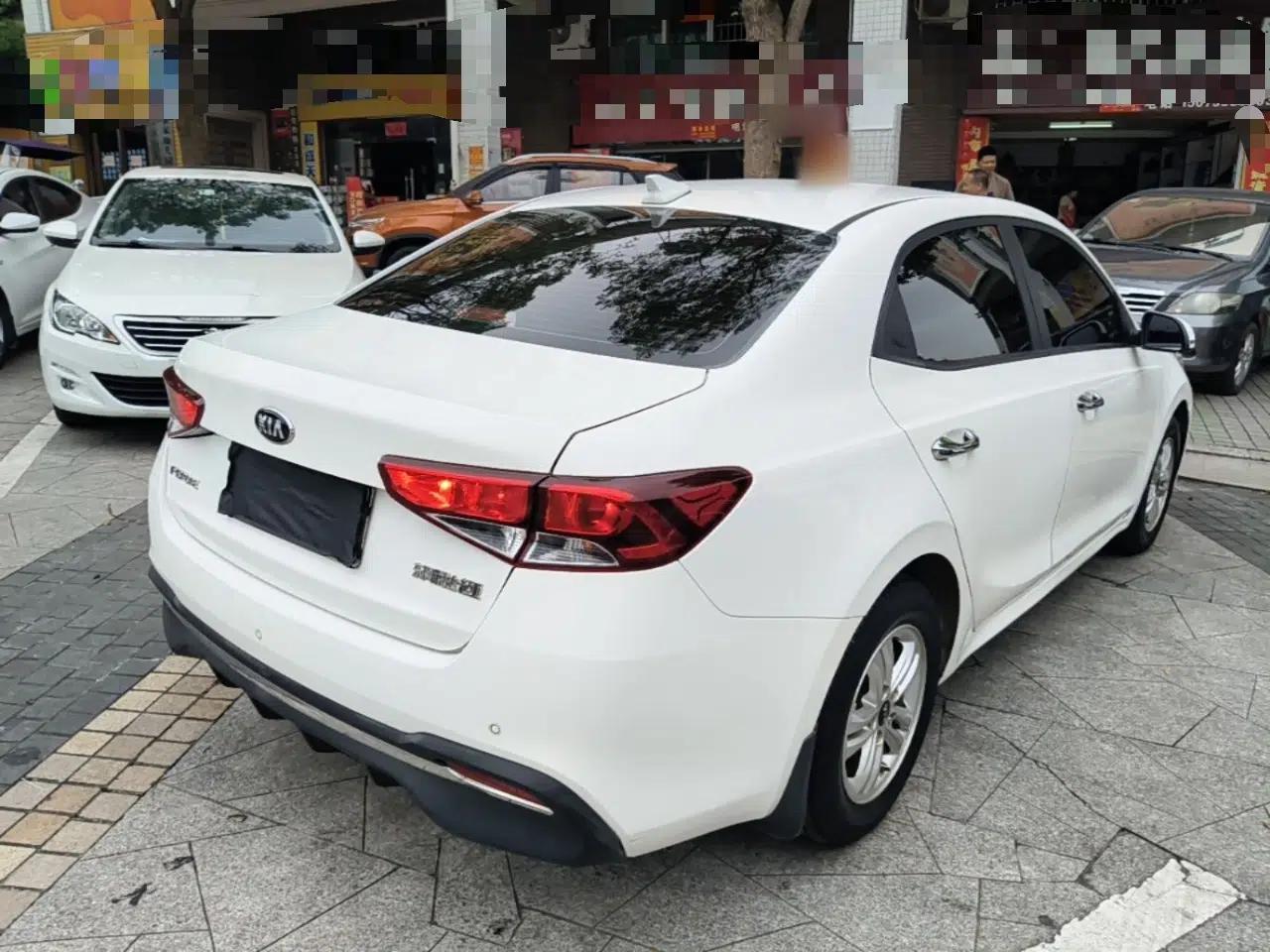 Kia Forte 2018 1.6L Automatic Value-Connect Edition with Intelligent Connectivity — миниатюра 6