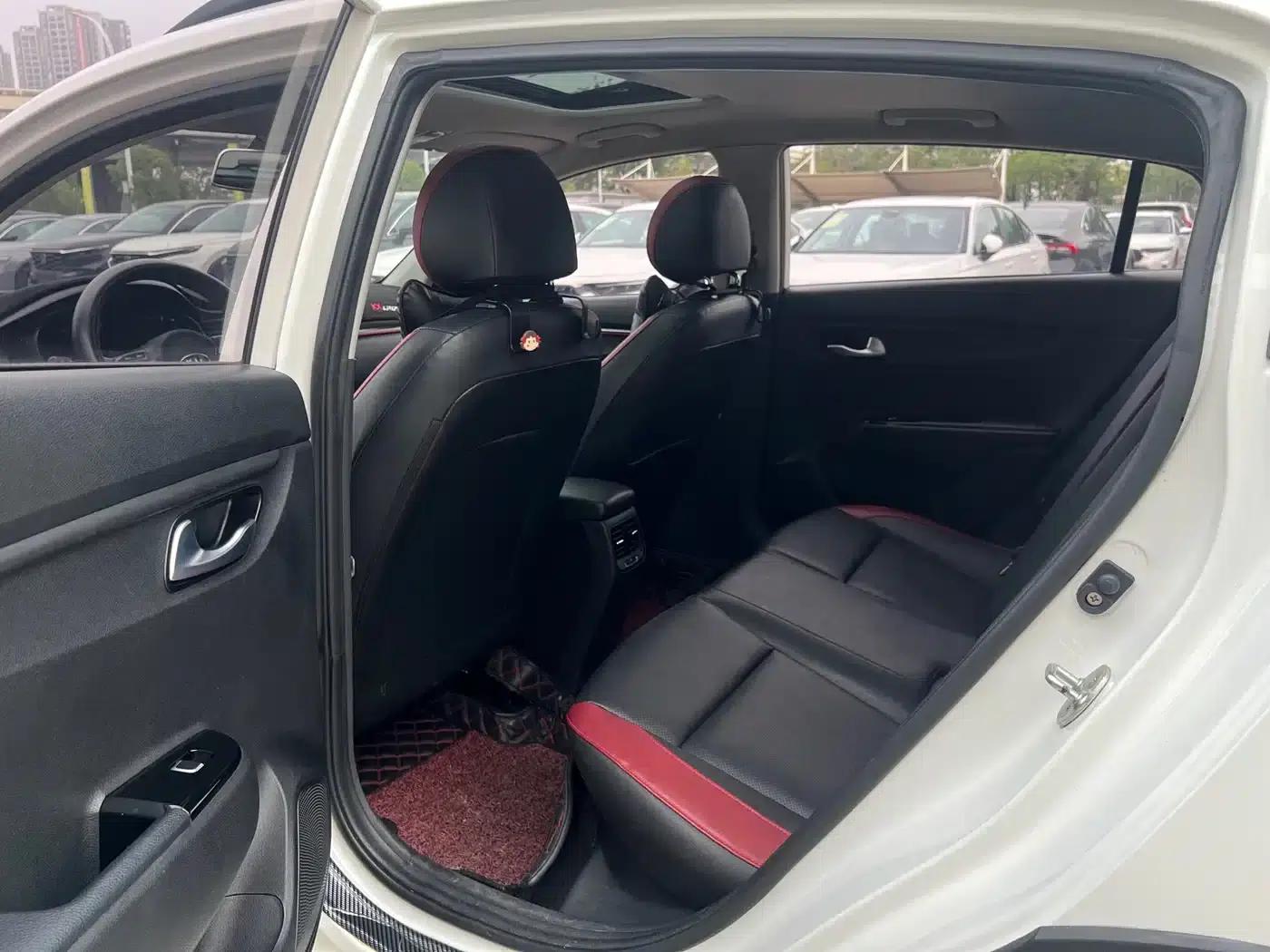 KX CROSS 2018 1.6L Automatic Sunroof Edition — миниатюра 8