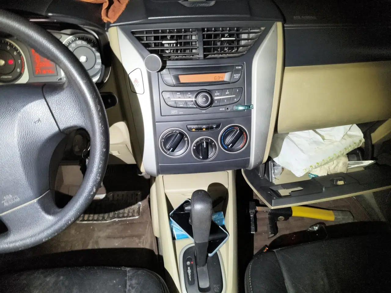 Venucia R50 2013 1.6L Automatic Fashion Edition — миниатюра 14