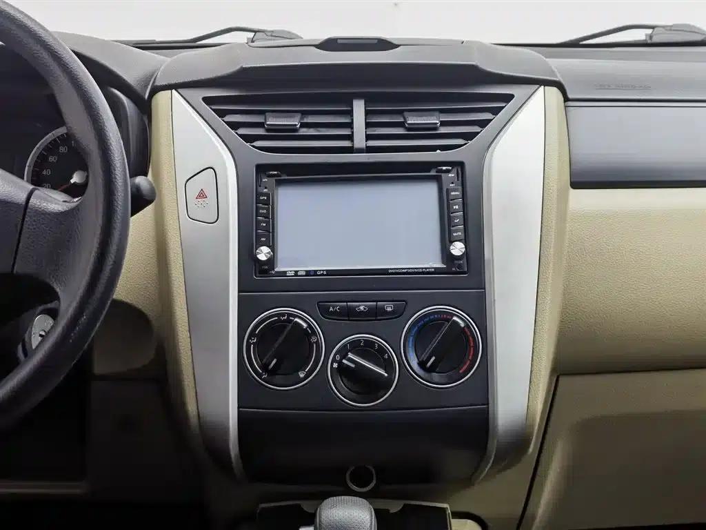Venucia R50 2013 1.6L Automatic Fashion Edition — миниатюра 12